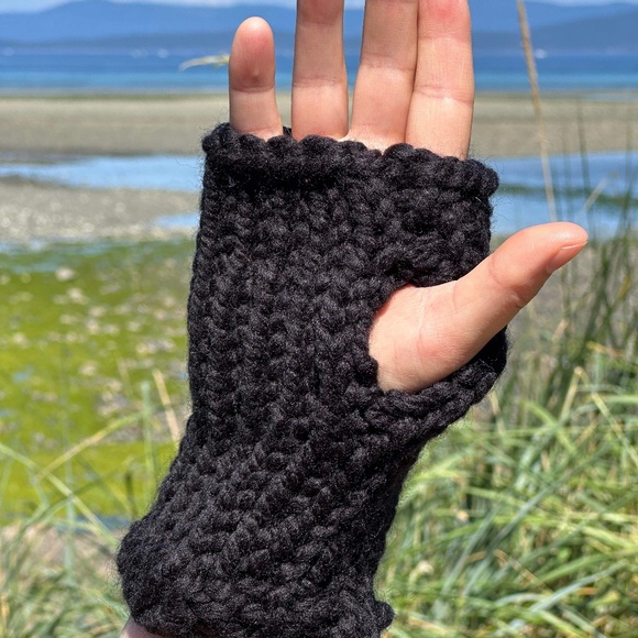 NWT Hand Knit Chunky Wool Fingerless Gloves ~ Unisex - Picture 2 of 7